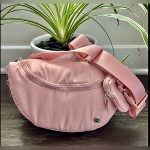 BEARPAW Crossbody/waist bag/fanny pack, 2 zipper compartments + Ear pod case